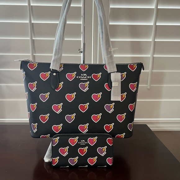 Coach Set! NWT Heart Bolt Matching Gallery Tote and Long Zip Around Wallet! - Picture 1 of 14